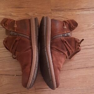 Born Tan Leather Footwear